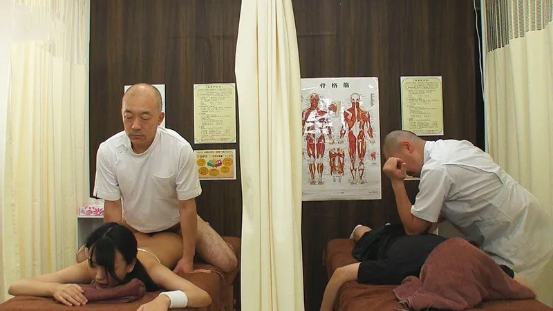 Dẫn bạn gái đi mát-xa rồi bị xoạc cạnh bên mà không hề hay biết