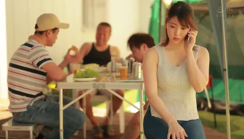 ông chồng khờ để cô vợ tham gia sự kiện cắm trại với mấy gã nhà cạnh bên và cái kết