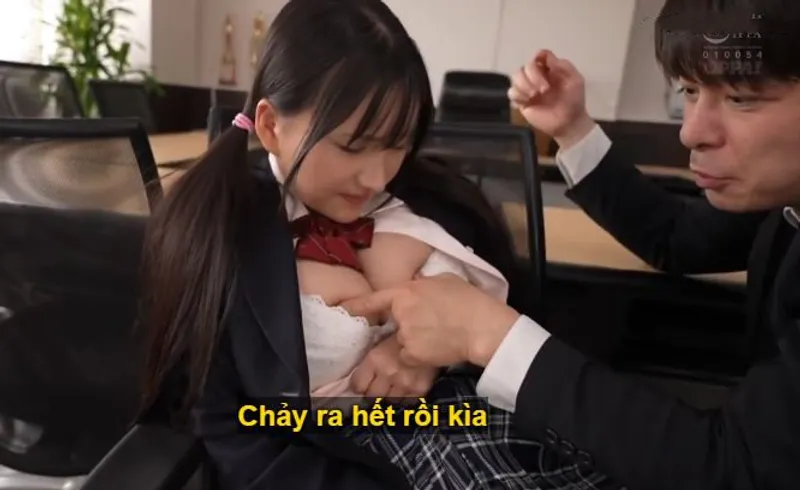 Trong suốt 3 năm, thầy giáo rèn luyện cô học trò ngực khủng thành “hũ đựng tinh”.